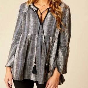 Altar'd State Gray and White V-Neck Bell Sleeve Tunic Sz small